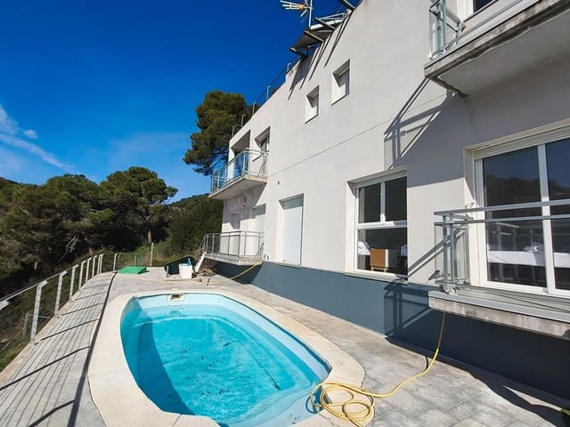 6 soveværelse Semi-Rækkehus til salg i Santa Susanna med swimmingpool garage - € 680.000 (Ref: 9715263)