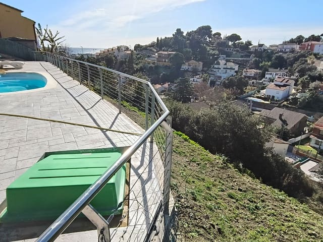 6 soveværelse Semi-Rækkehus til salg i Santa Susanna med swimmingpool garage - € 680.000 (Ref: 9715263)