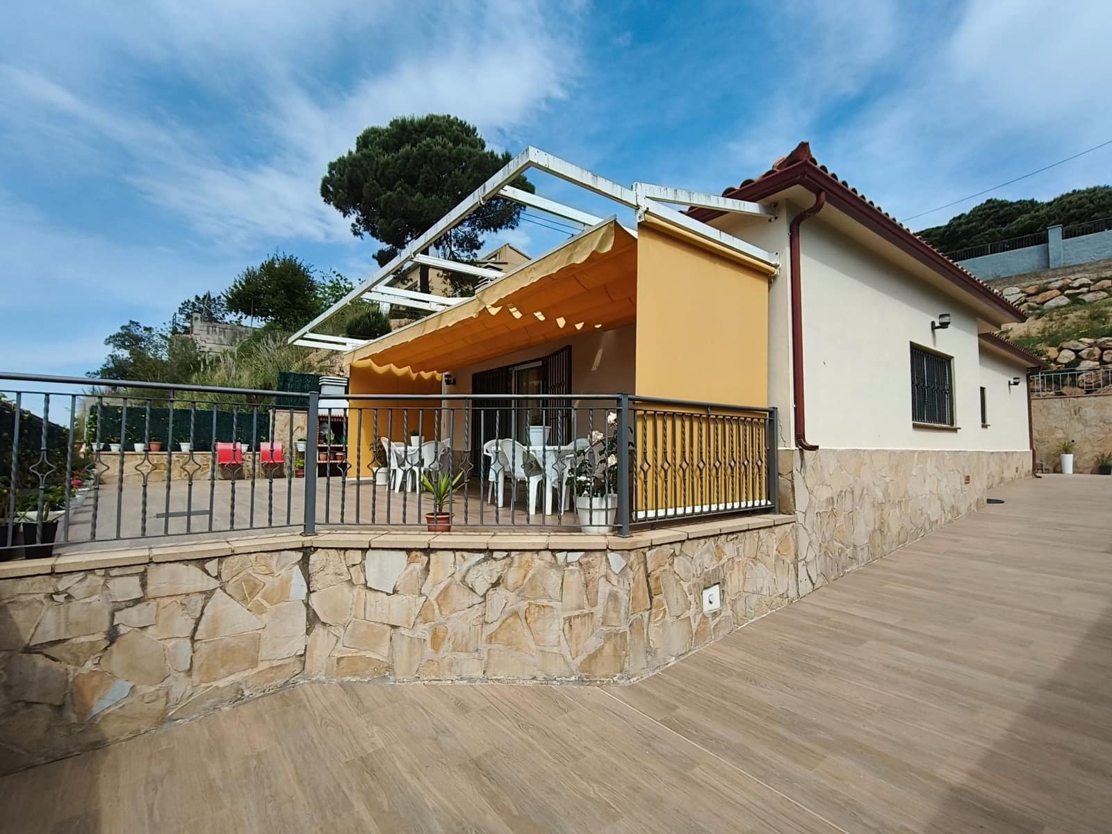 3 bedroom Villa for sale in Lloret de Mar with garage - € 270,000 (Ref: 9715270)