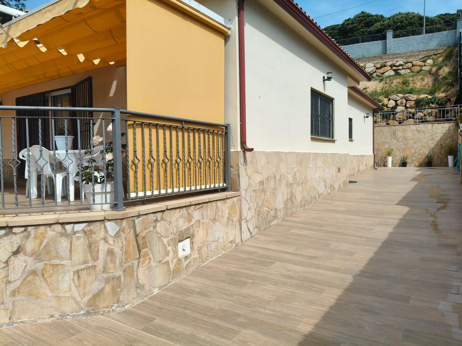 3 bedroom Villa for sale in Lloret de Mar with garage - € 270,000 (Ref: 9715270)