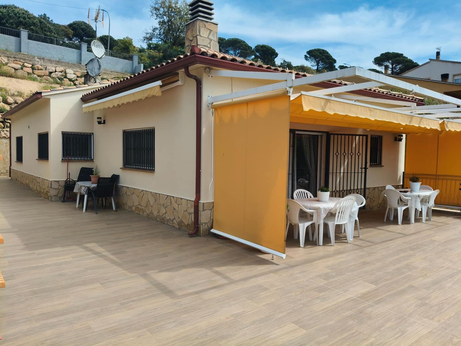 3 bedroom Villa for sale in Lloret de Mar with garage - € 270,000 (Ref: 9715270)