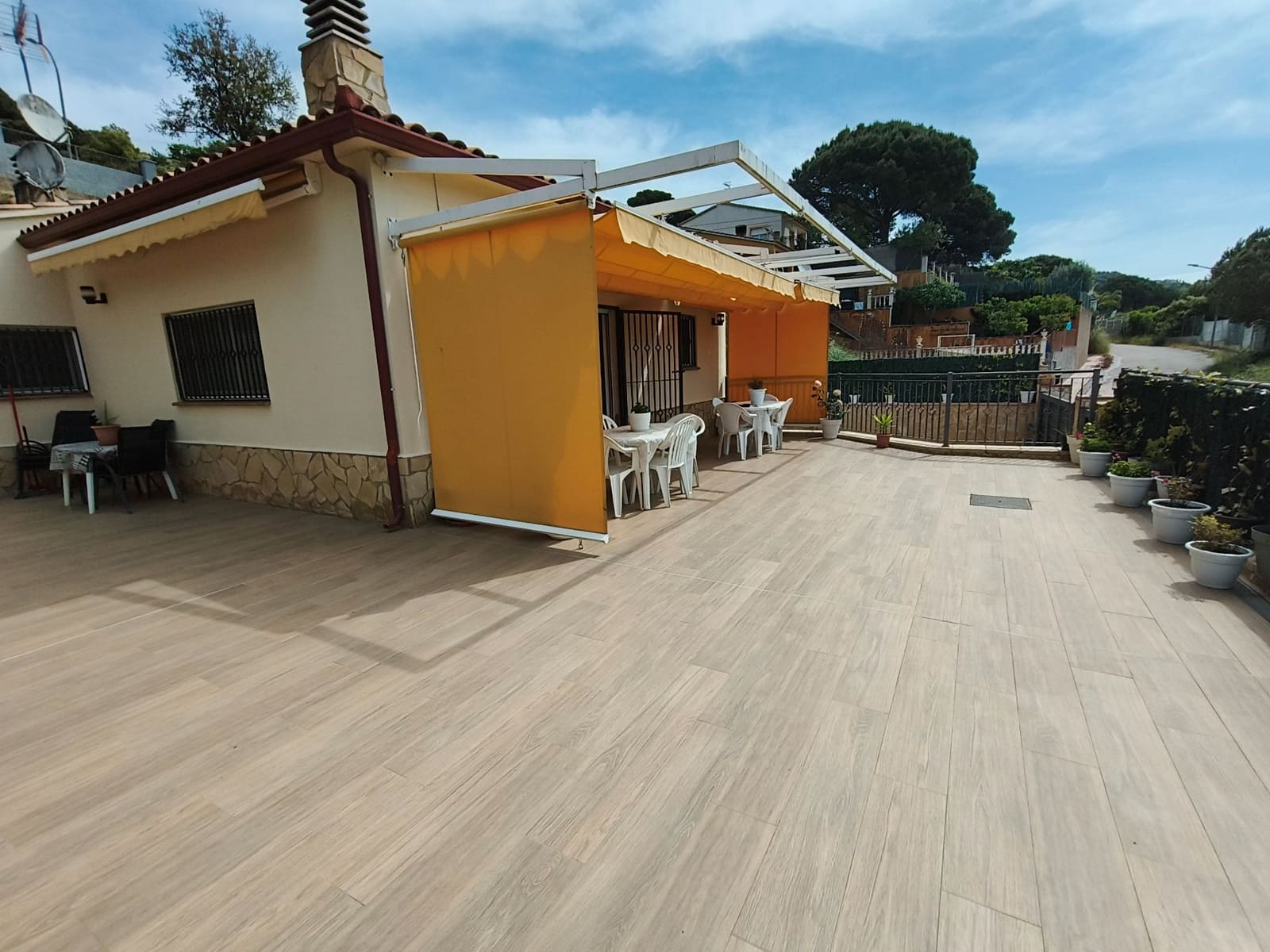 3 bedroom Villa for sale in Lloret de Mar with garage - € 270,000 (Ref: 9715270)