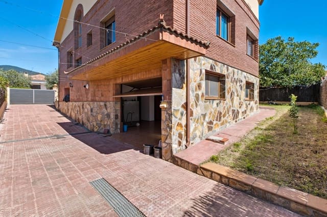 5 bedroom Villa for sale in Cànoves i Samalús with garage - € 429,000 (Ref: 9715275)