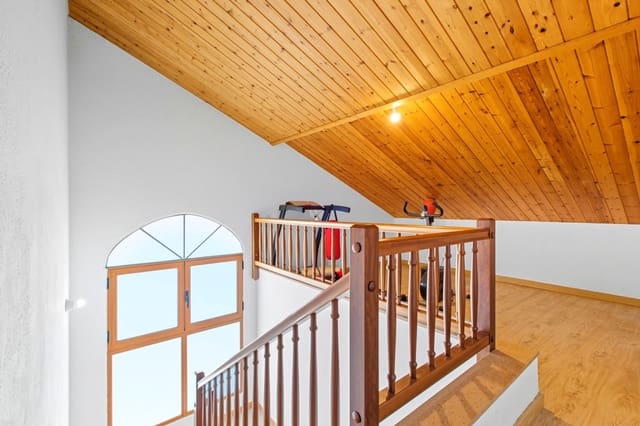 5 bedroom Villa for sale in Cànoves i Samalús with garage - € 429,000 (Ref: 9715275)