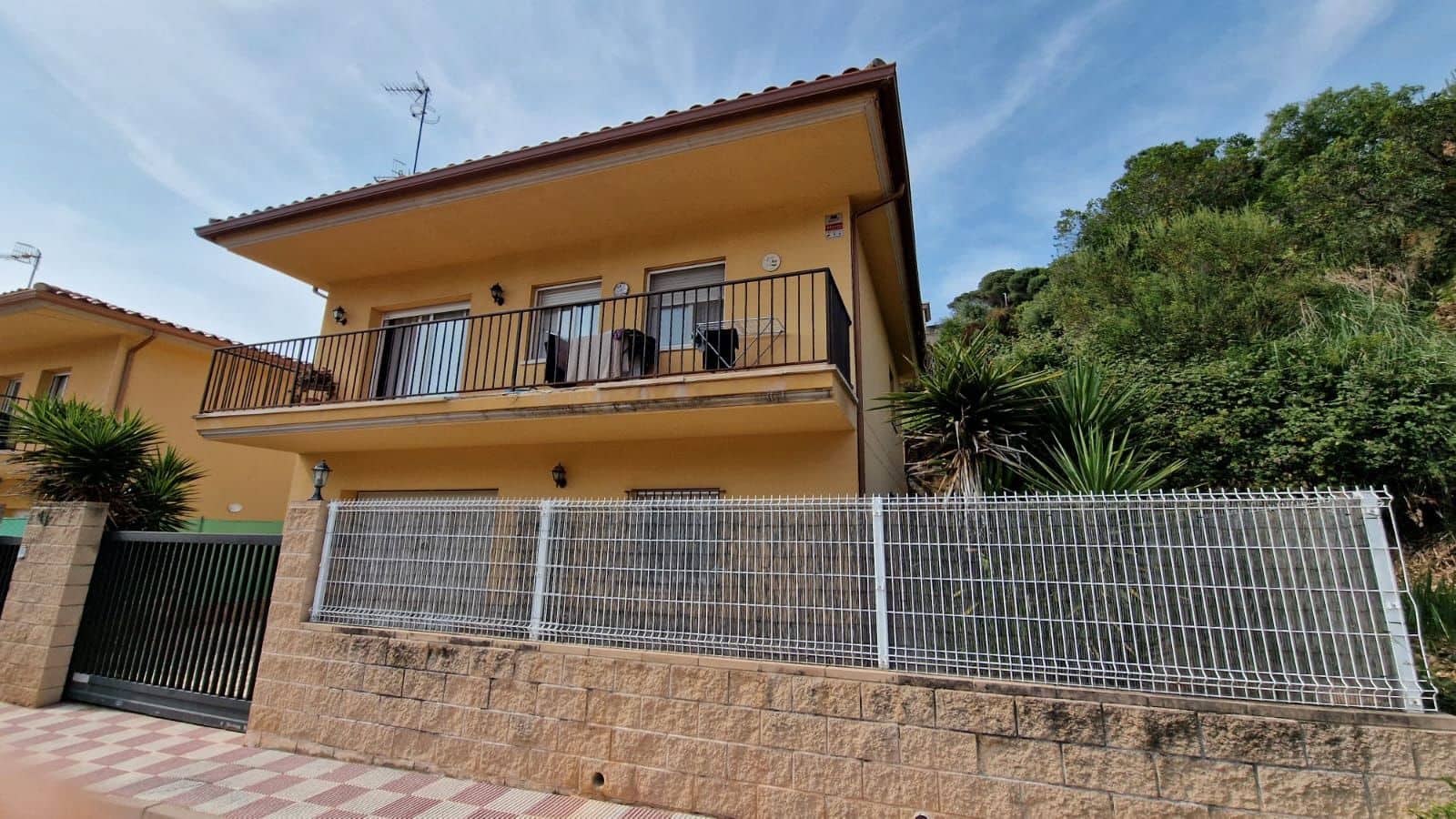 4 bedroom Villa for sale in Lloret de Mar with pool garage - € 275,000 (Ref: 9715276)