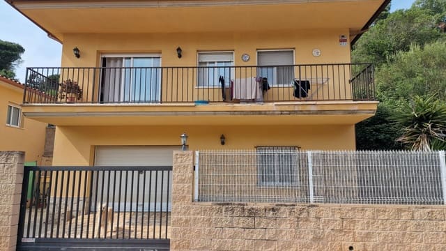 4 soverom Villa til salgs i Urbanitzacions del Nord, Lloret de Mar med svømmebasseng garasje - € 275 000 (Ref: 9715276)