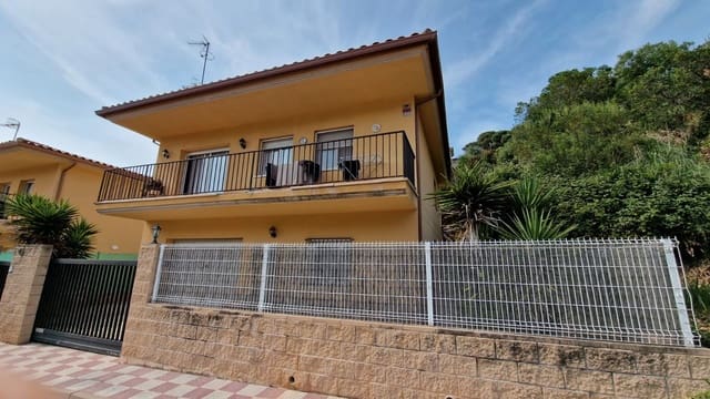 4 soverom Villa til salgs i Urbanitzacions del Nord, Lloret de Mar med svømmebasseng garasje - € 275 000 (Ref: 9715276)