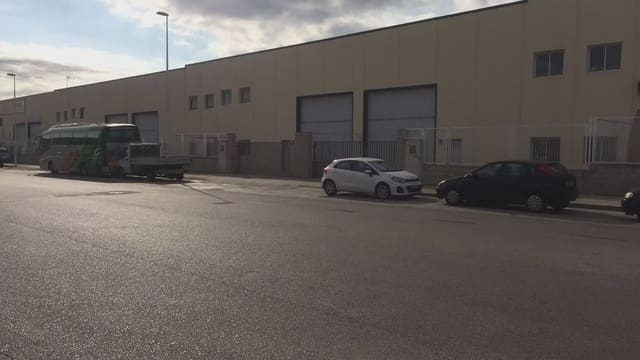 Commerciale da affittare in Riba-roja de Túria - 1.600 € (Rif: 9748297)