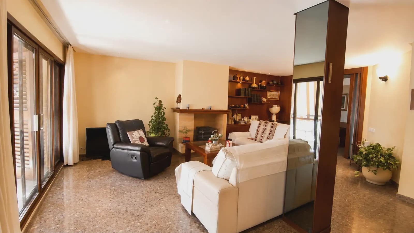 5 bedroom Flat for sale in Manises with garage - € 320,000 (Ref: 9748322)