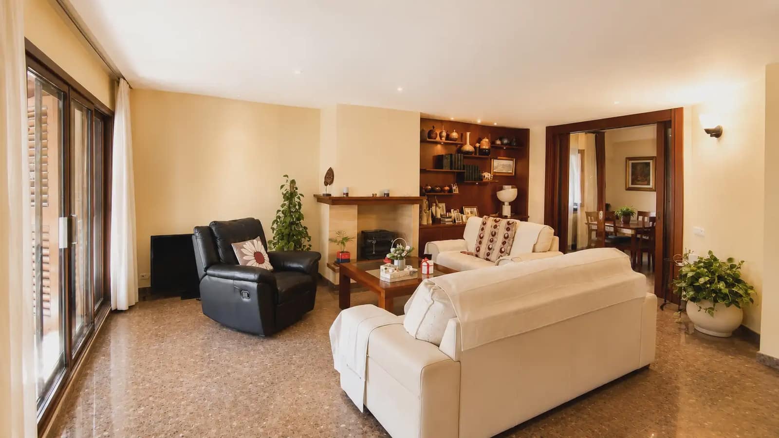 5 bedroom Flat for sale in Manises with garage - € 320,000 (Ref: 9748322)