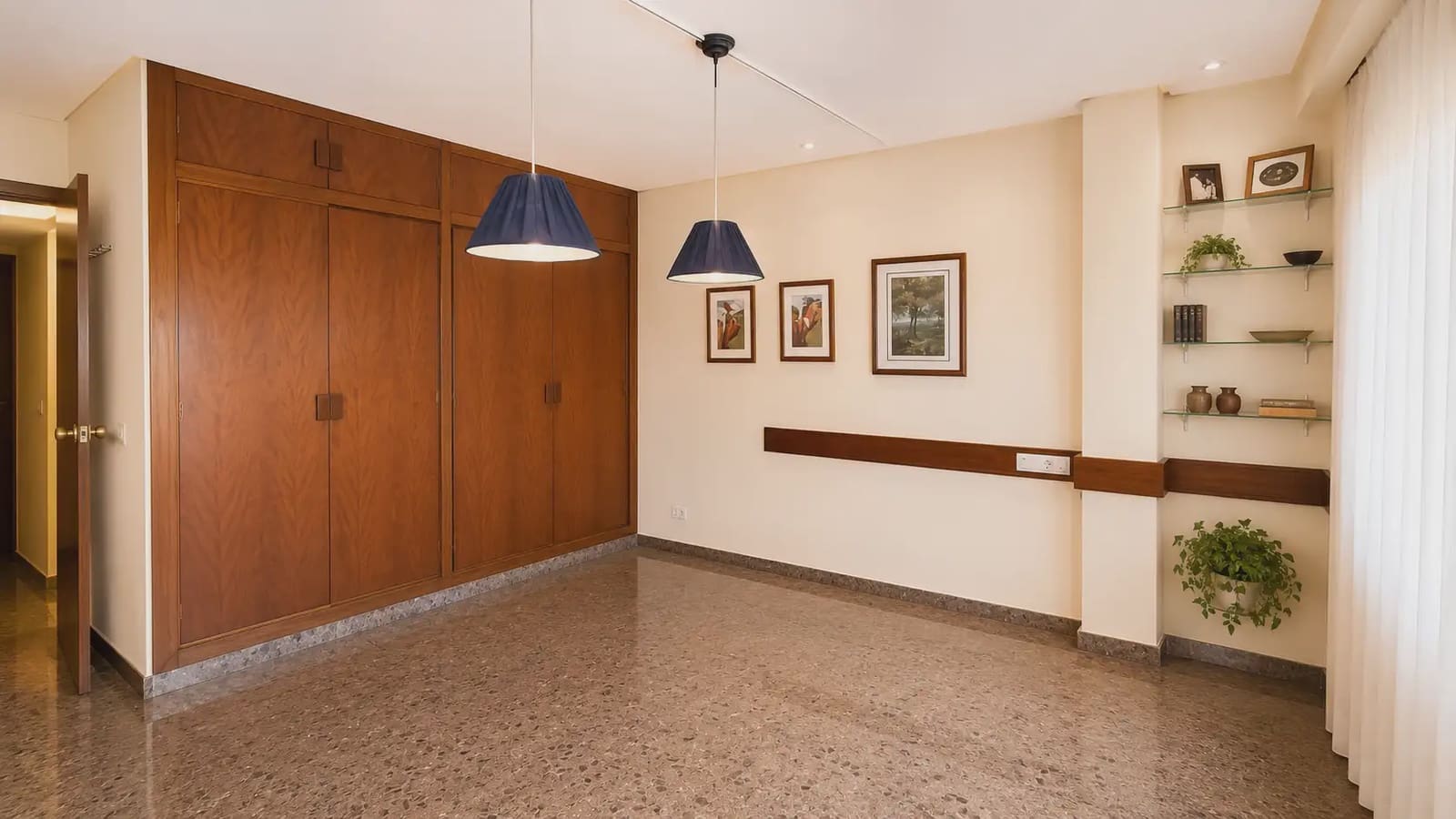5 bedroom Flat for sale in Manises with garage - € 320,000 (Ref: 9748322)