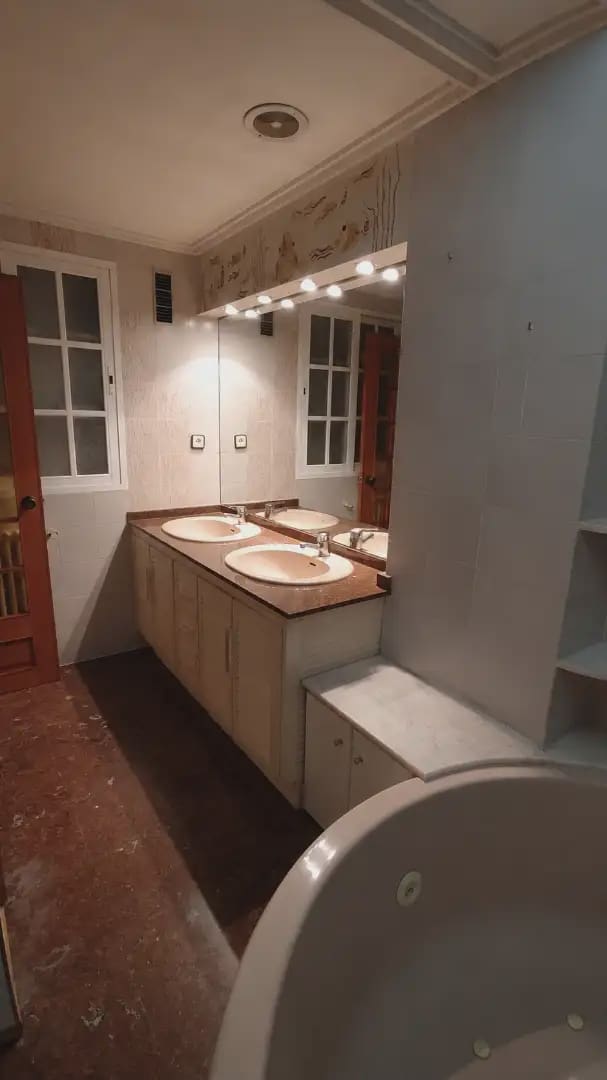 5 bedroom Townhouse for sale in Manises with garage - € 390,000 (Ref: 9748331)