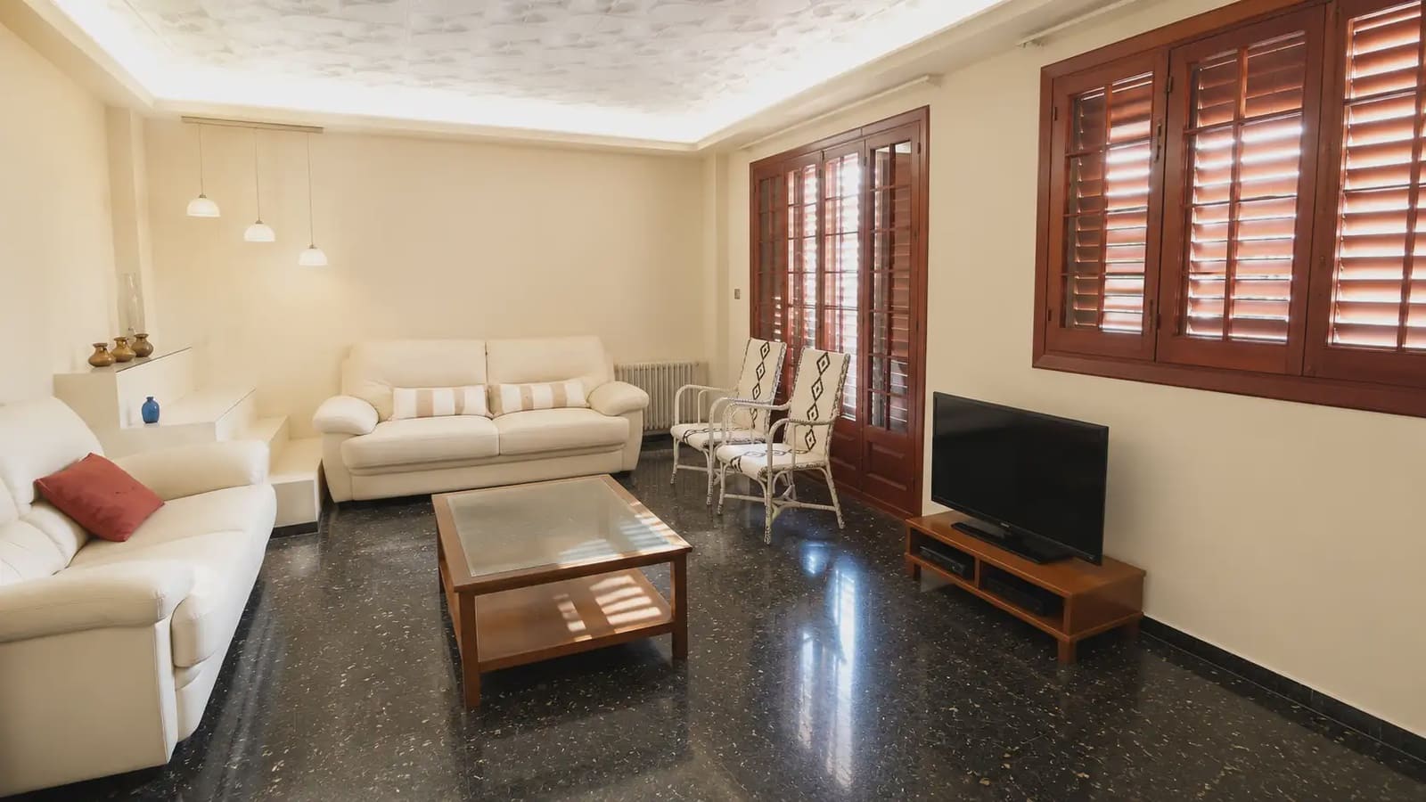 5 bedroom Townhouse for sale in Manises with garage - € 390,000 (Ref: 9748331)