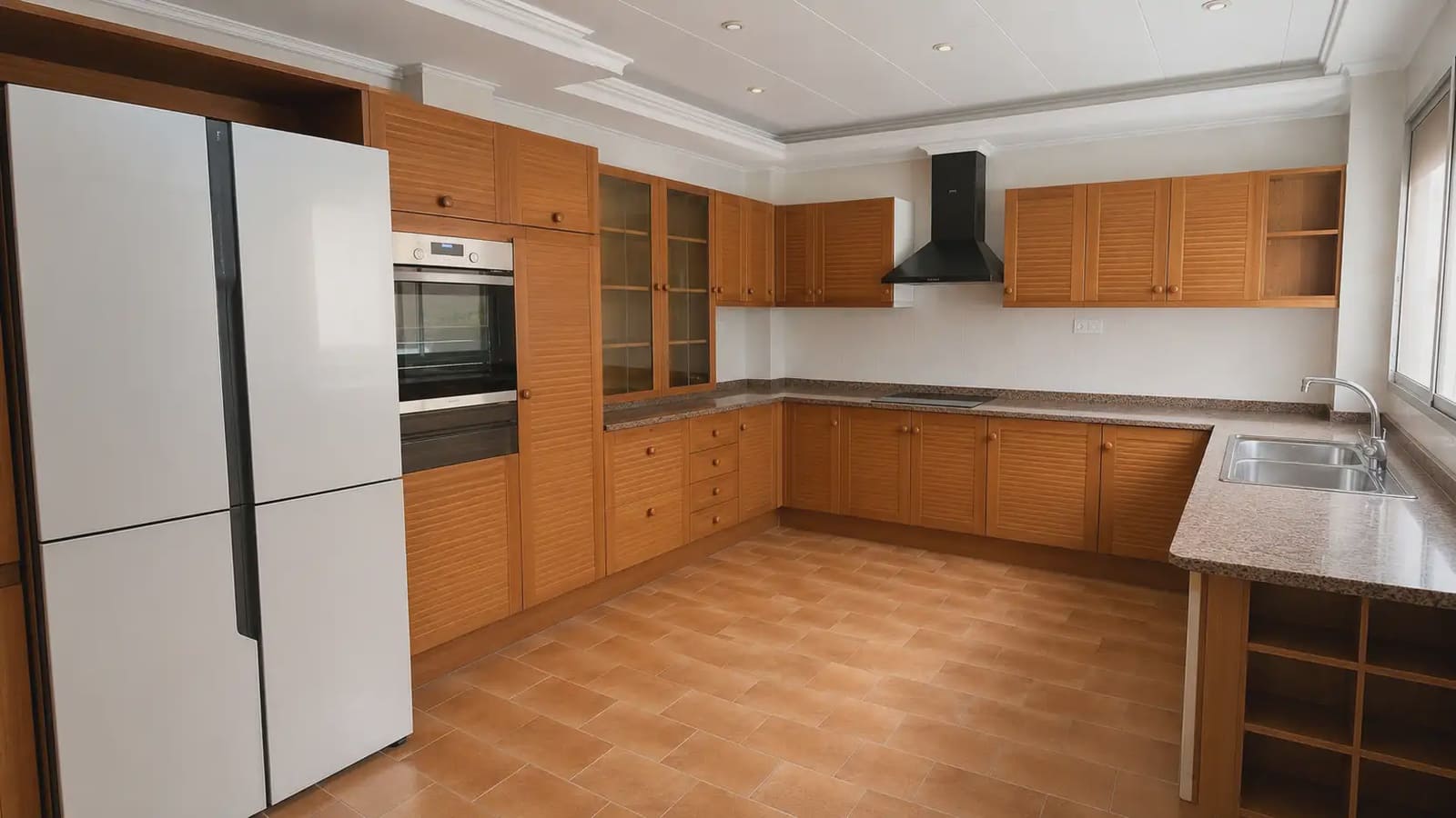 5 bedroom Townhouse for sale in Manises with garage - € 390,000 (Ref: 9748331)