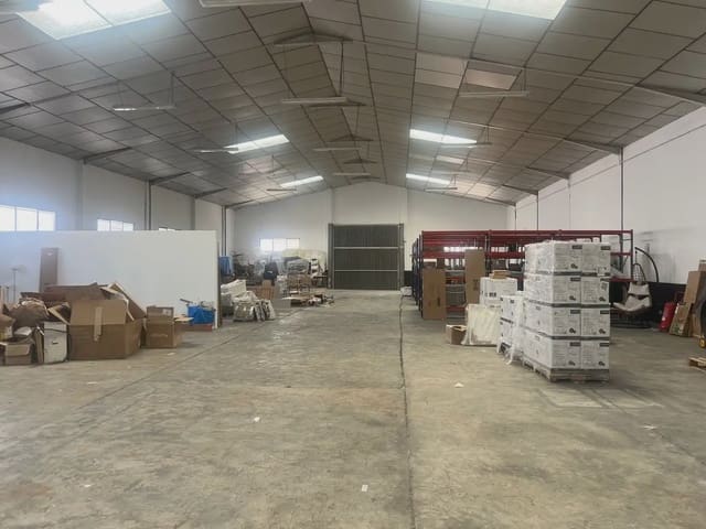 Comercial para arrendar em Quart de Poblet - 2 400 € (Ref: 9787884)