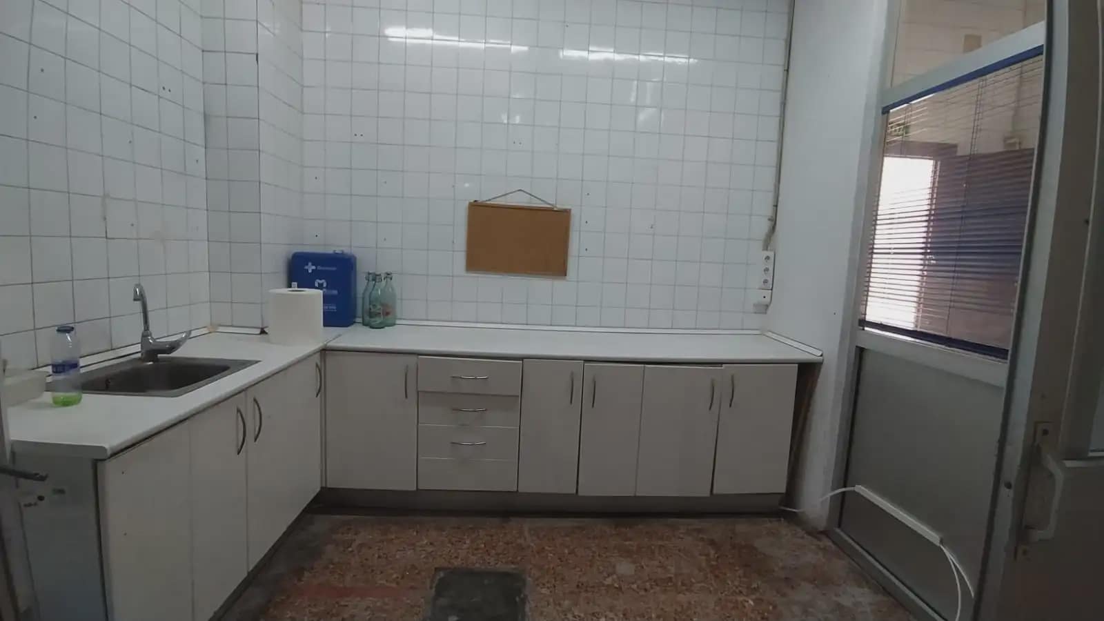 Kaupallinen vuokrattavana paikassa Manises - 1 900 € (Ref: 9847848)