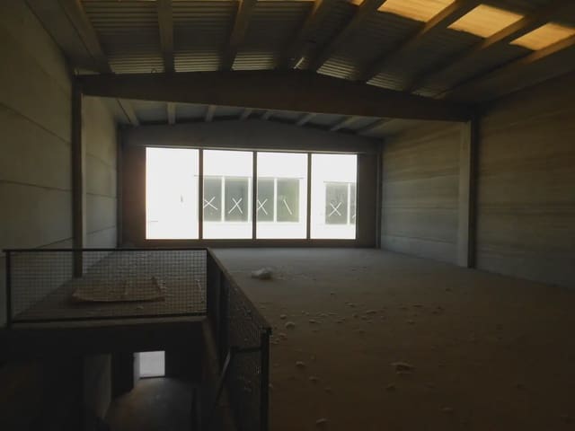 Comercial para venda em Manises - 330 000 € (Ref: 9879880)