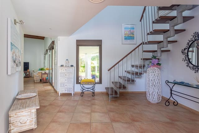 3 bedroom Villa for sale in Chiclana de la Frontera with pool - € 748,000 (Ref: 8887006)