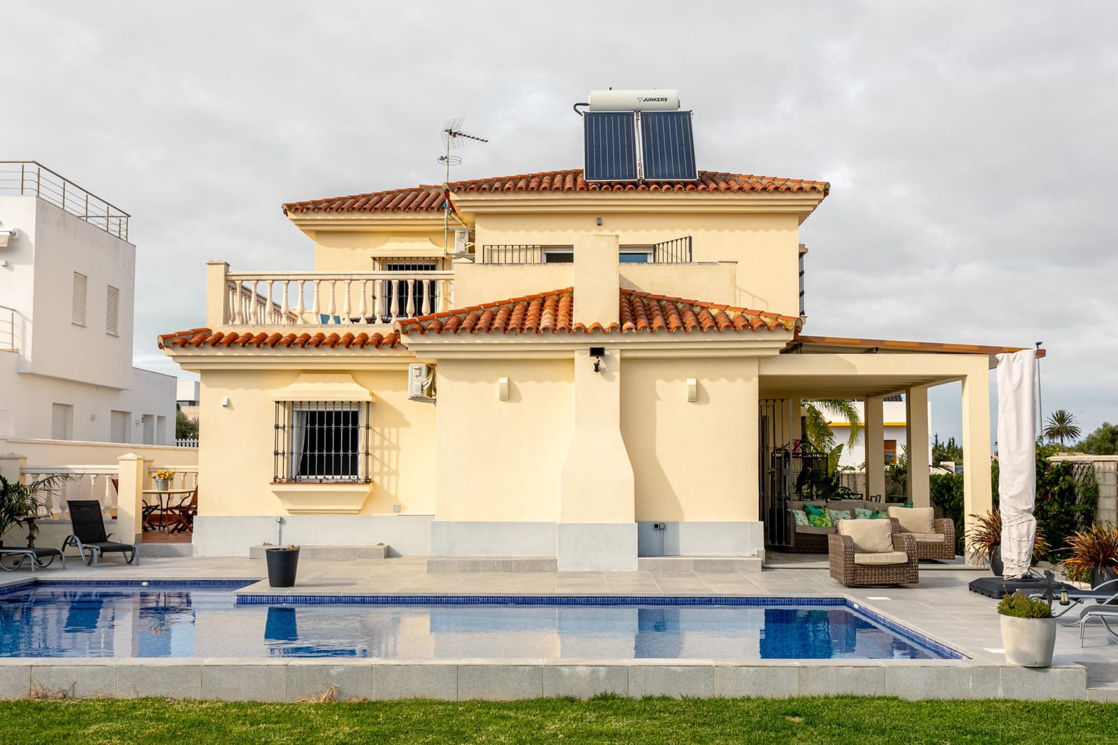 Chalet de 3 habitaciones en Chiclana de la Frontera en venta con piscina garaje - 650.000 € (Ref: 9465857)
