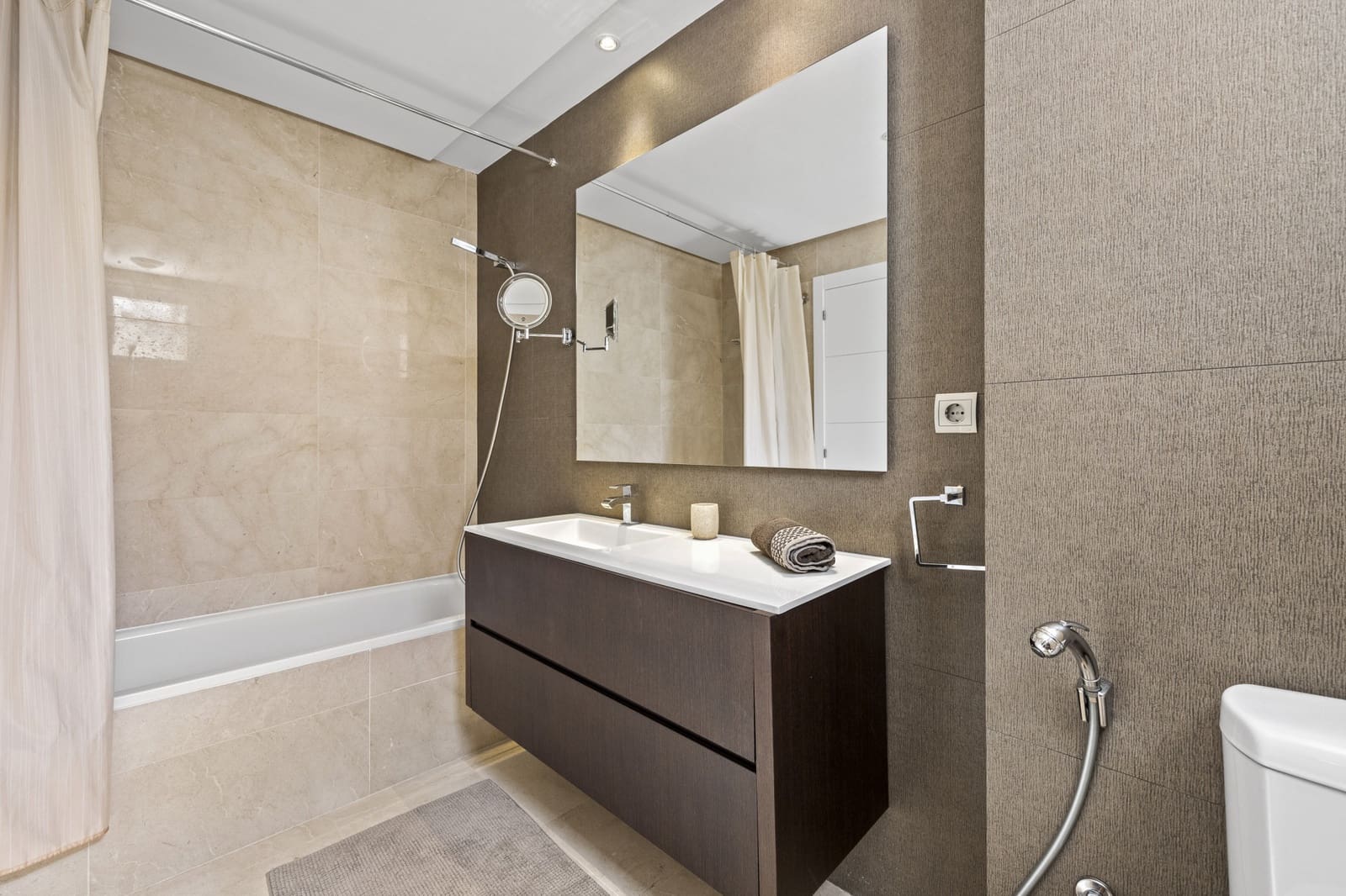 3 sypialnia Apartament na sprzedaż w Los Arqueros z basenem garażem - 495 000 € (Ref: 8905925)