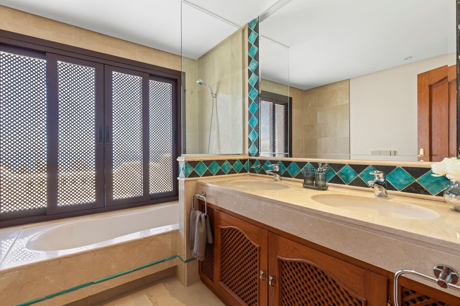 3 soveværelse Lejlighed til salg i Estepona med swimmingpool garage - € 1.700.000 (Ref: 9233139)