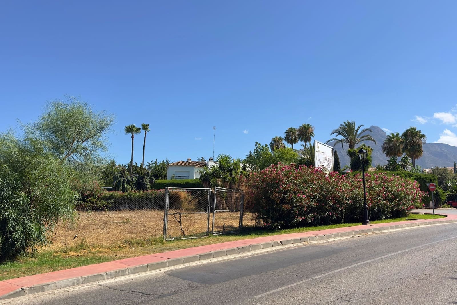 Building Plot for sale in Nueva Andalucia - € 1,300,000 (Ref: 9236084)