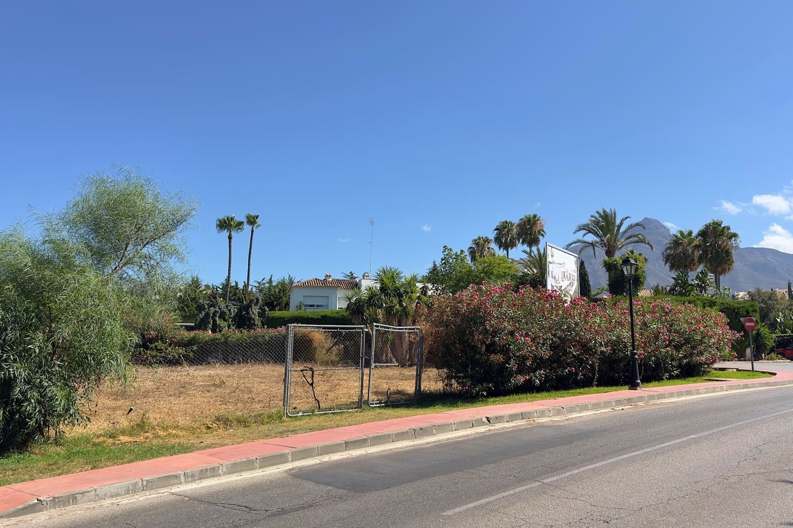 Building Plot for sale in Nueva Andalucia - € 1,300,000 (Ref: 9236084)