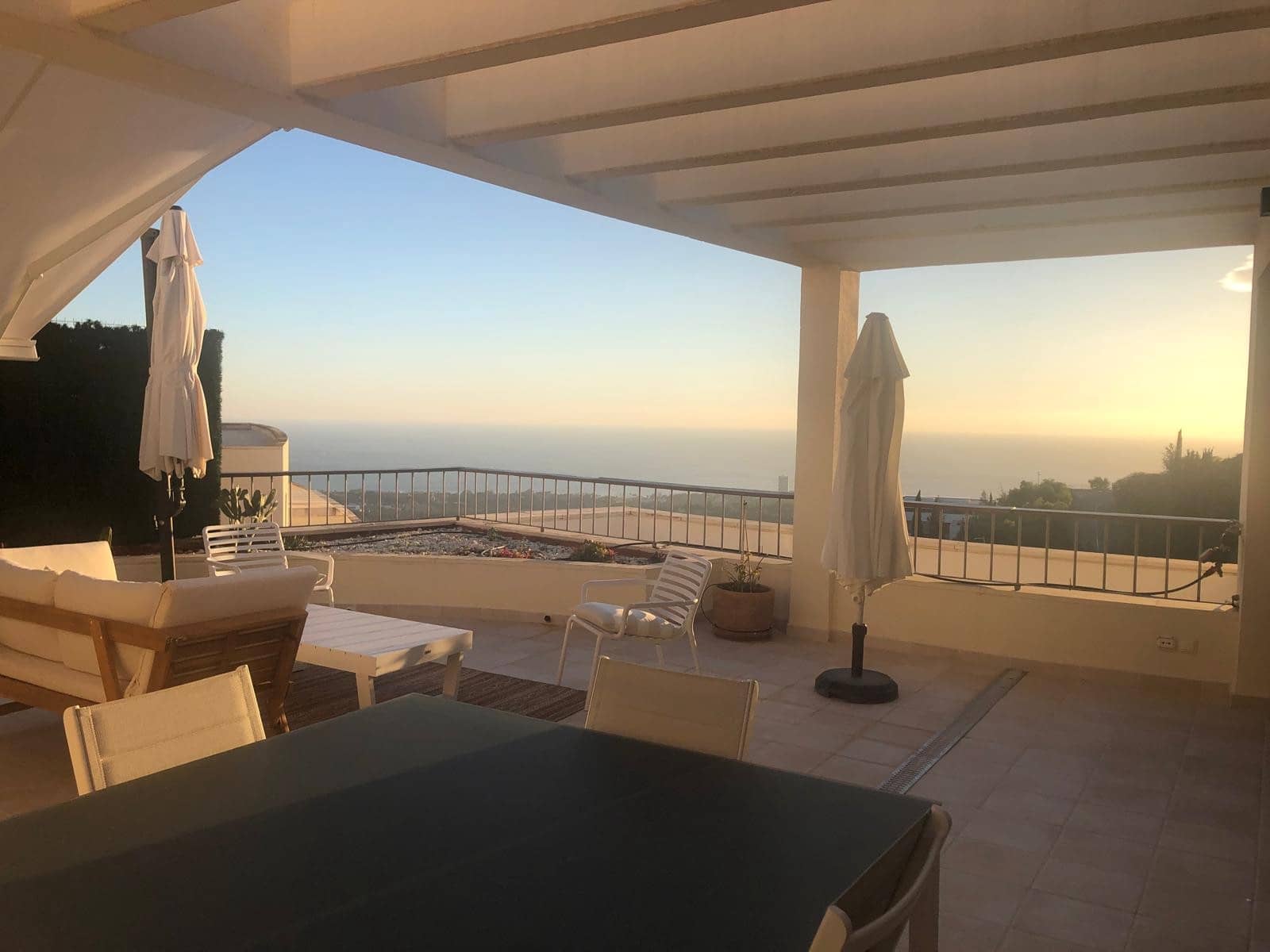 3 sypialnia Penthouse na sprzedaż w Marbella z basenem garażem - 795 000 € (Ref: 9385183)