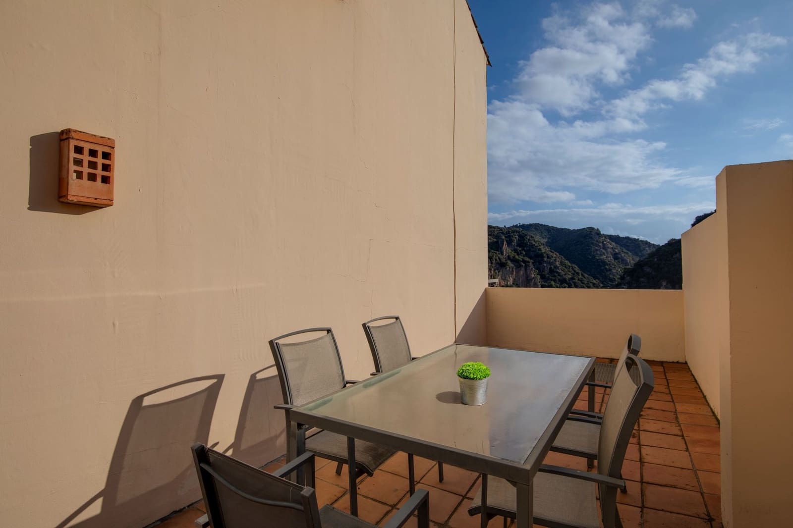 4 soverom Hus til salgs i Benahavis med svømmebasseng garasje - € 425 000 (Ref: 9451982)