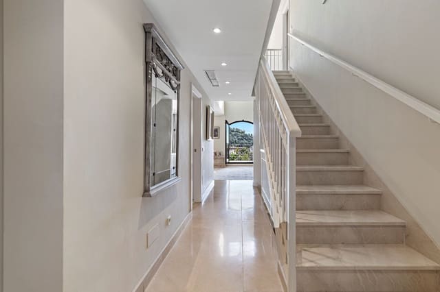 4 sypialnia Dom na sprzedaż w Los Arqueros - Puerto del Almendro, Benahavís z basenem garażem - 1 050 000 € (Ref: 9568172)