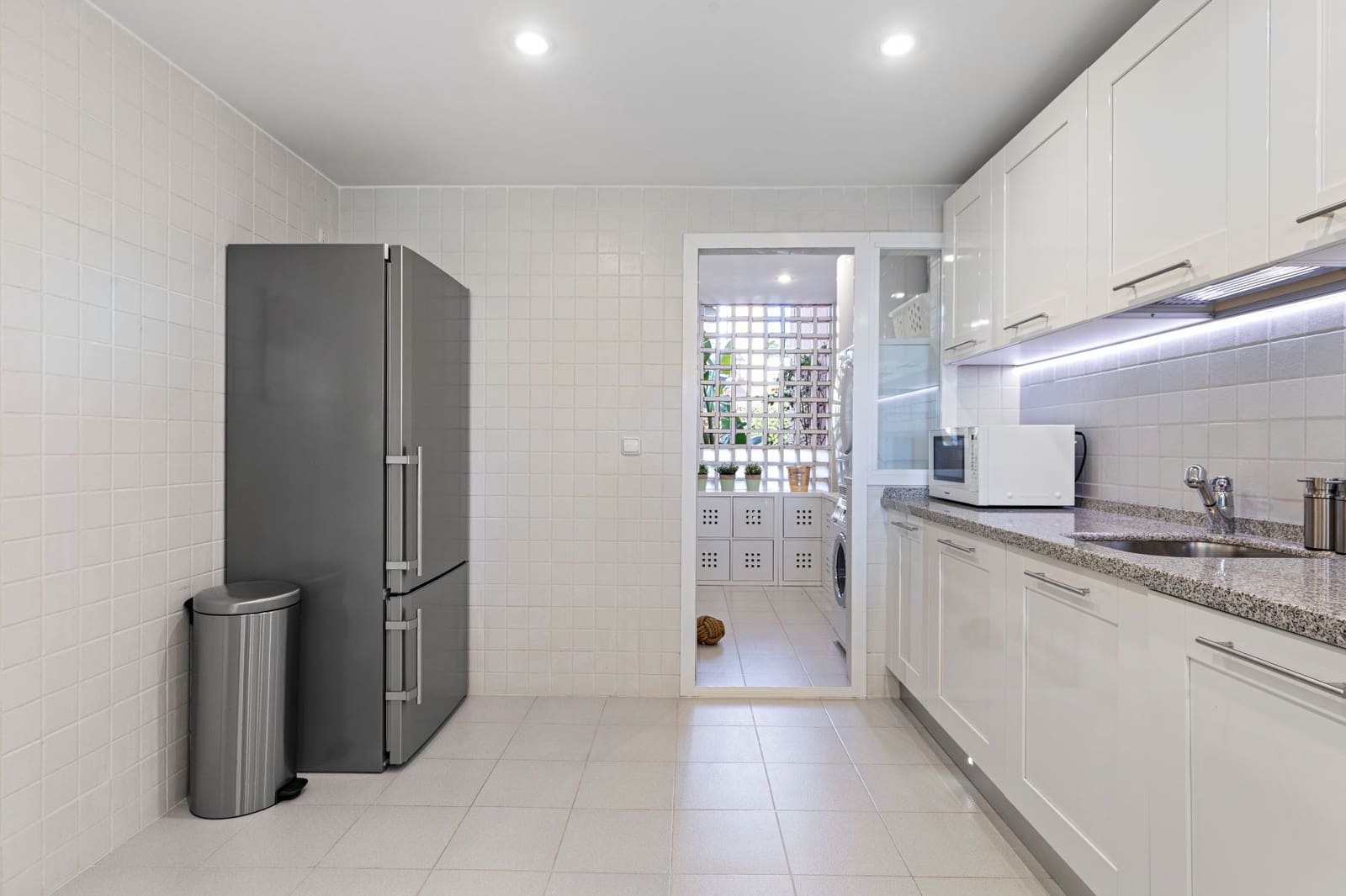 4 quarto Casa em Banda para venda em Benahavis com piscina garagem - 1 050 000 € (Ref: 9568172)