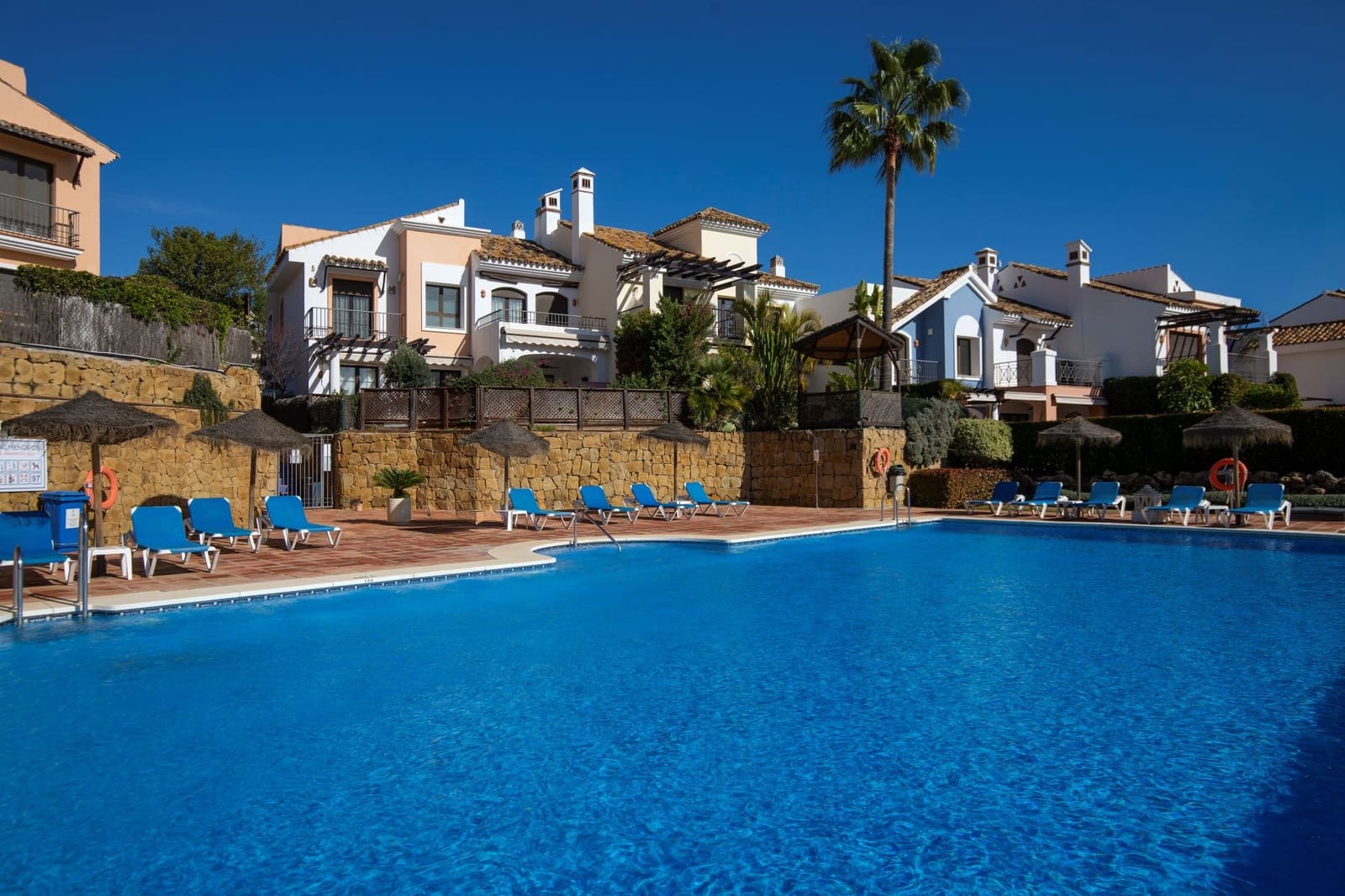 4 quarto Casa em Banda para venda em Benahavis com piscina garagem - 1 050 000 € (Ref: 9568172)