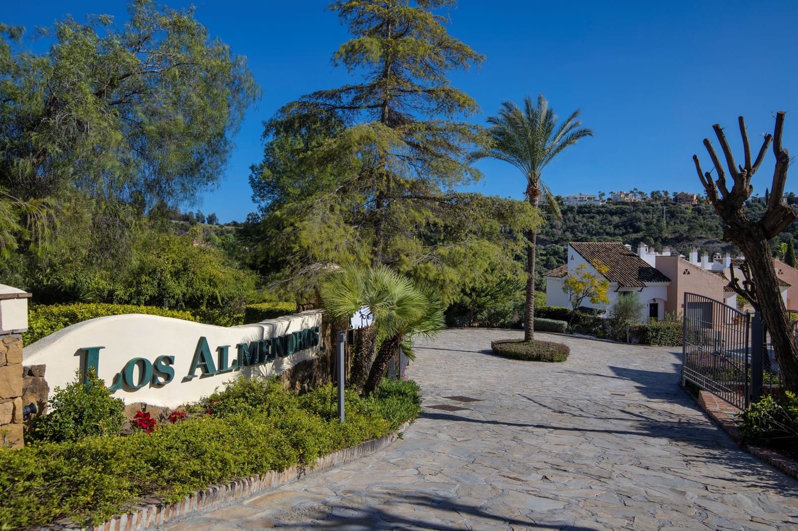 4 quarto Casa em Banda para venda em Benahavis com piscina garagem - 1 050 000 € (Ref: 9568172)