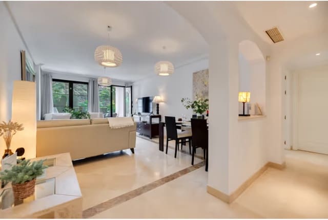 Apartamento de 2 habitaciones en Los Arqueros, Benahavís en venta con piscina garaje - 425.000 € (Ref: 9670130)