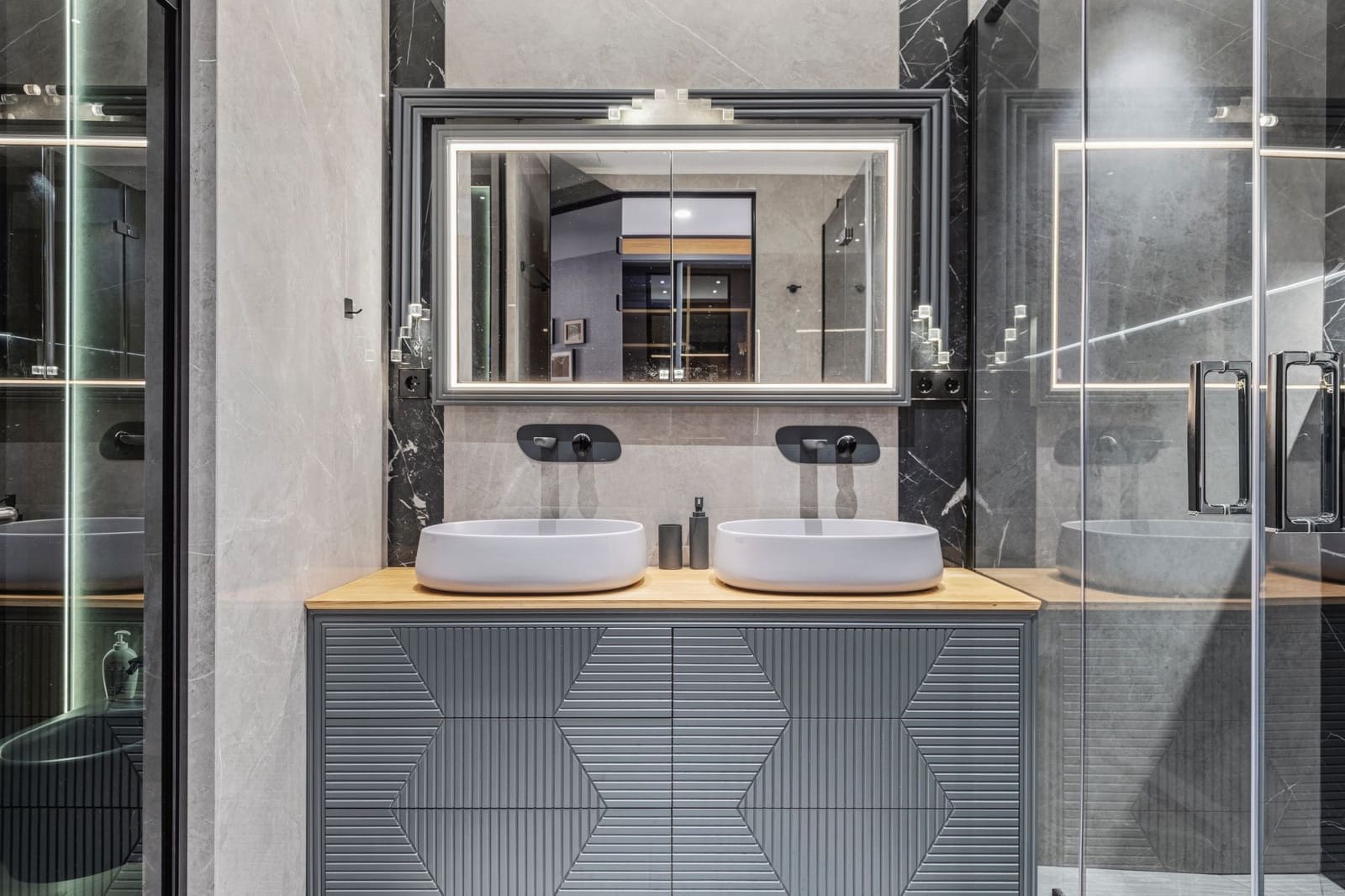 Apartamento de 2 habitaciones en Puerto Banus en venta con piscina garaje - 2.200.000 € (Ref: 9761744)