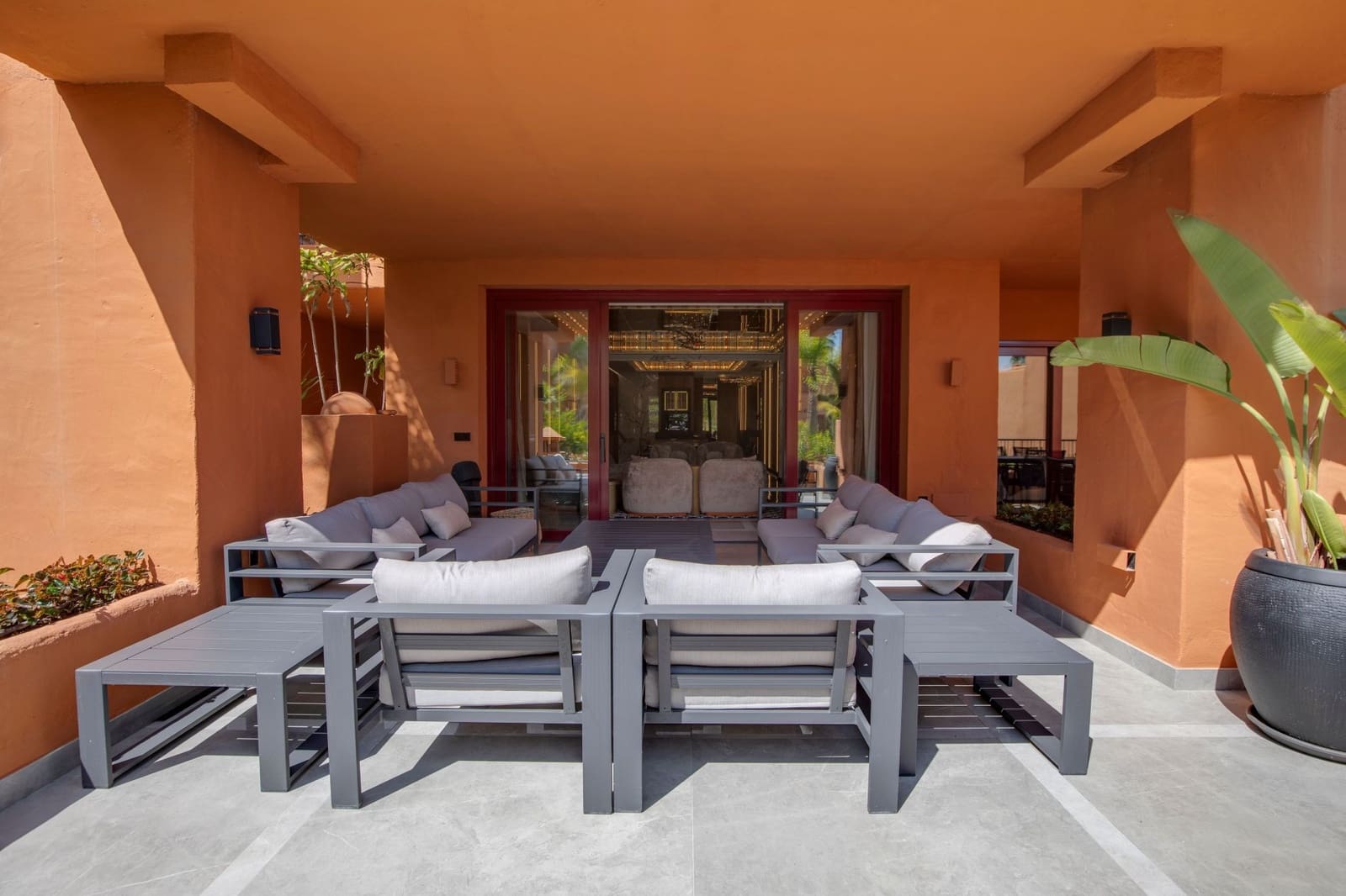 Apartamento de 2 habitaciones en Puerto Banus en venta con piscina garaje - 2.200.000 € (Ref: 9761744)