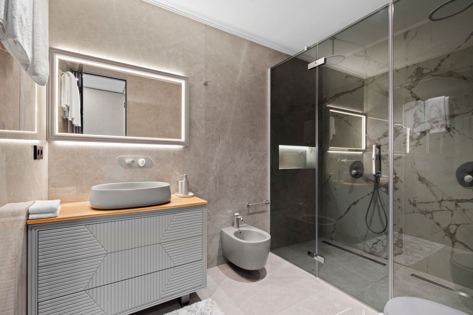 Apartamento de 2 habitaciones en Puerto Banus en venta con piscina garaje - 2.200.000 € (Ref: 9761744)