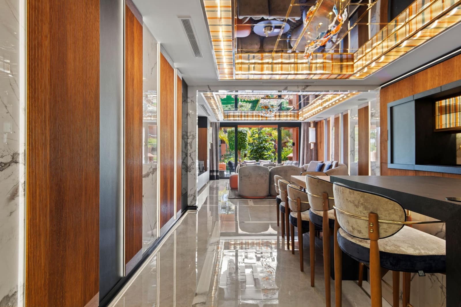 Apartamento de 2 habitaciones en Puerto Banus en venta con piscina garaje - 2.200.000 € (Ref: 9761744)