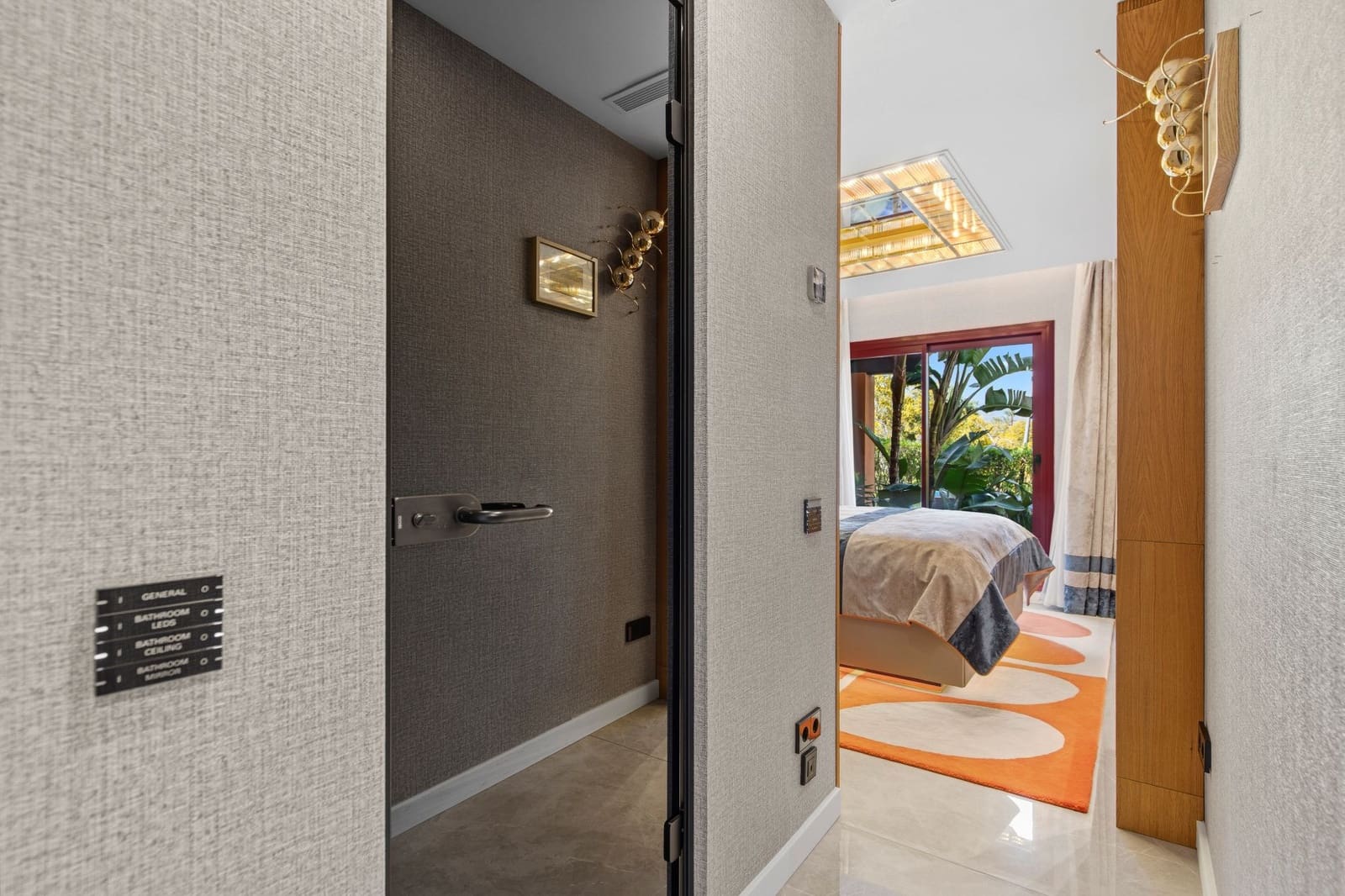 Apartamento de 2 habitaciones en Puerto Banus en venta con piscina garaje - 2.200.000 € (Ref: 9761744)