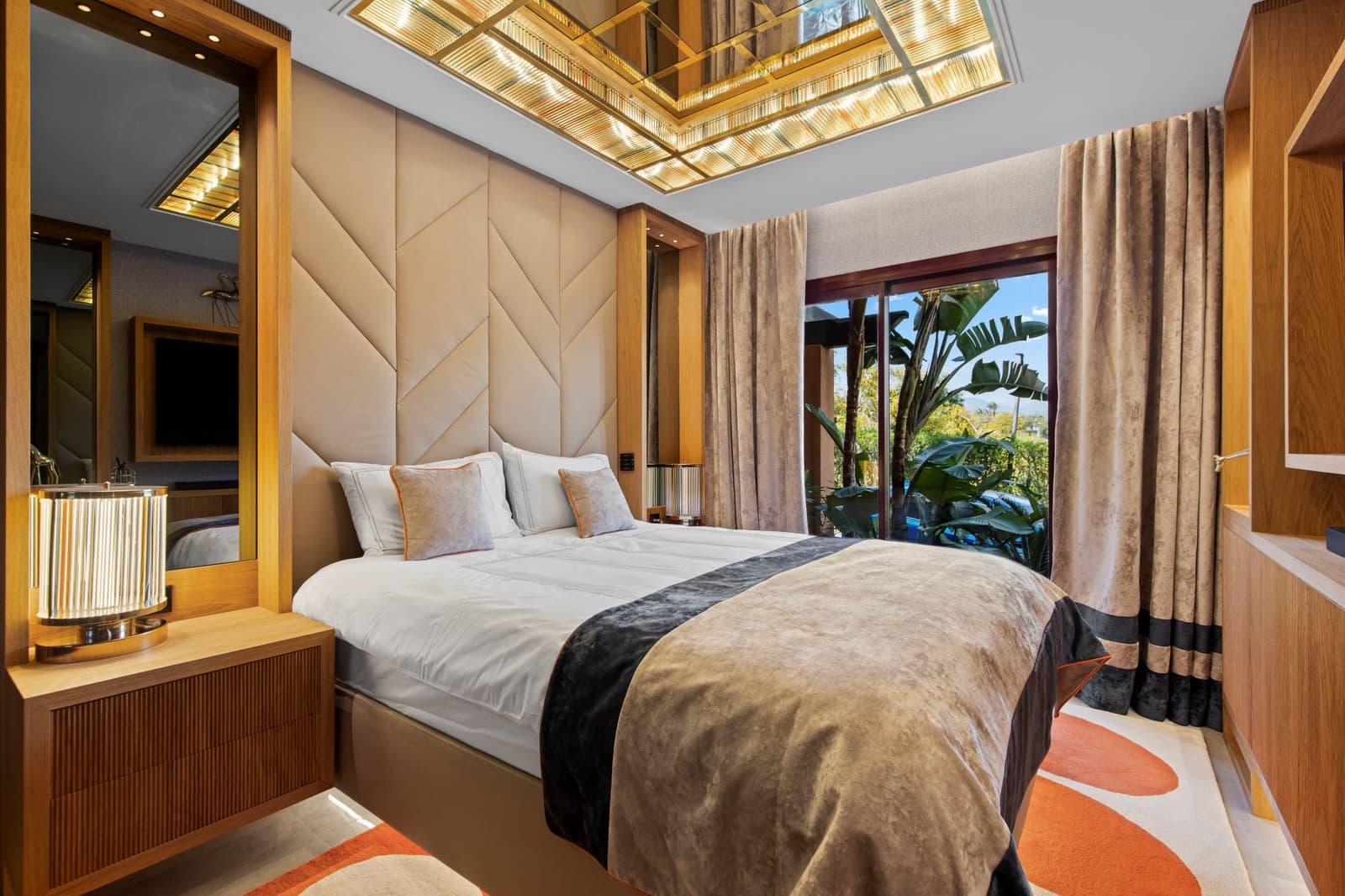 Apartamento de 2 habitaciones en Puerto Banus en venta con piscina garaje - 2.200.000 € (Ref: 9761744)