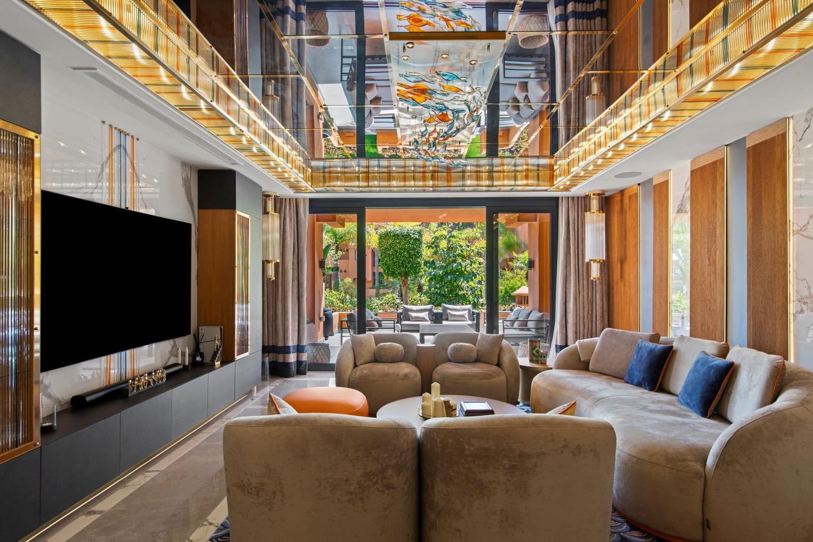 Apartamento de 2 habitaciones en Puerto Banus en venta con piscina garaje - 2.200.000 € (Ref: 9761744)