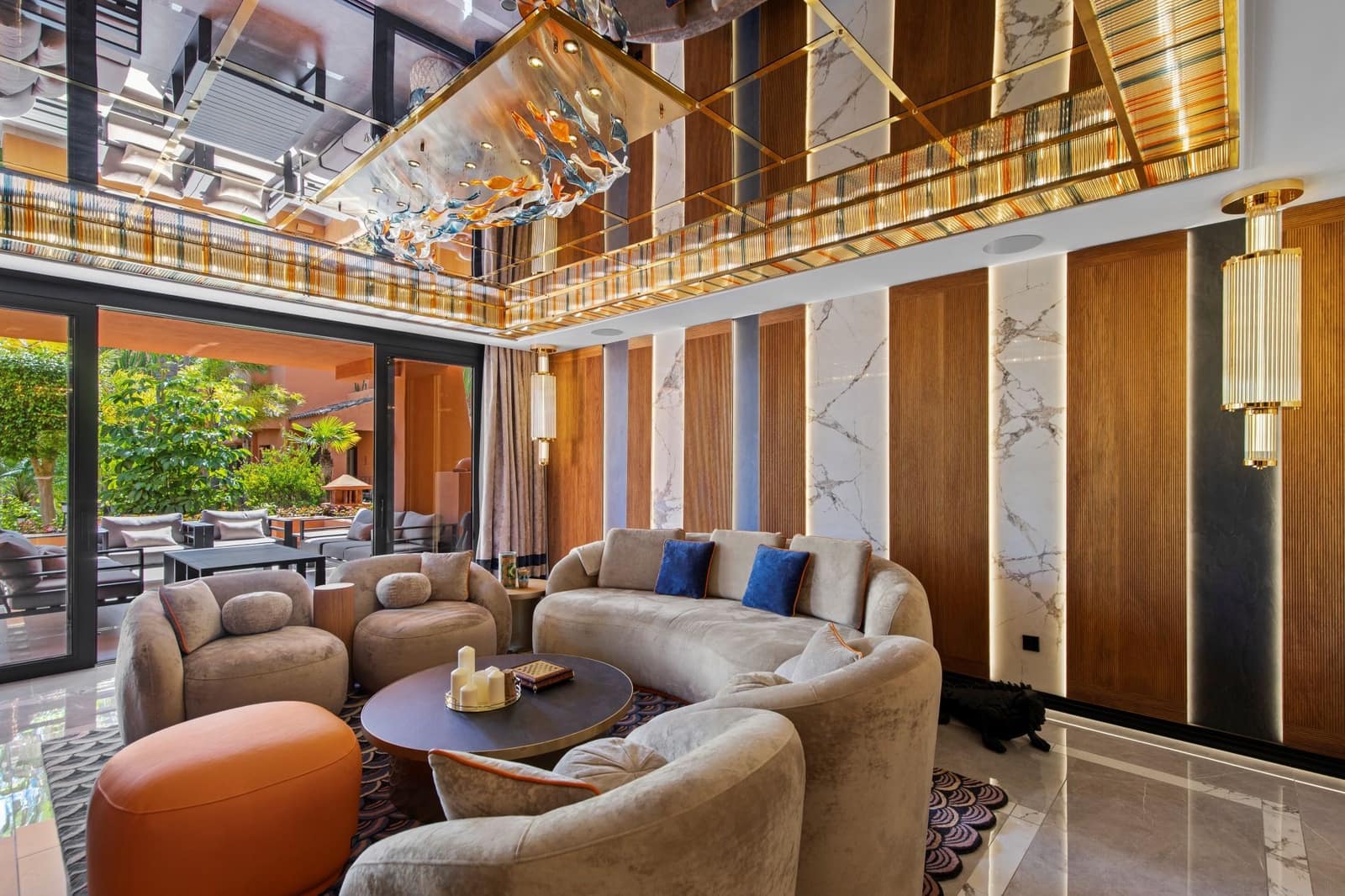 Apartamento de 2 habitaciones en Puerto Banus en venta con piscina garaje - 2.200.000 € (Ref: 9761744)