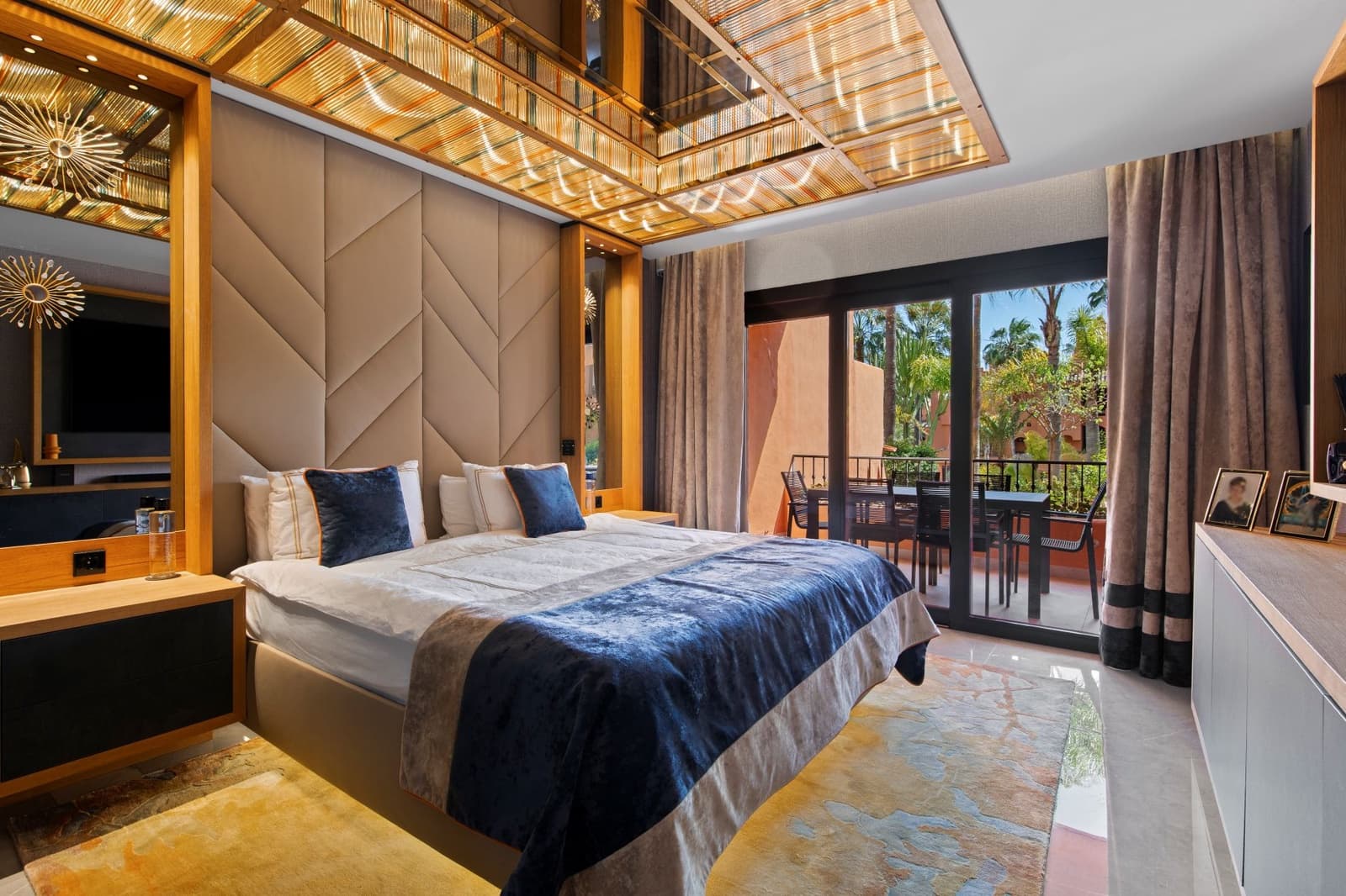 Apartamento de 2 habitaciones en Puerto Banus en venta con piscina garaje - 2.200.000 € (Ref: 9761744)