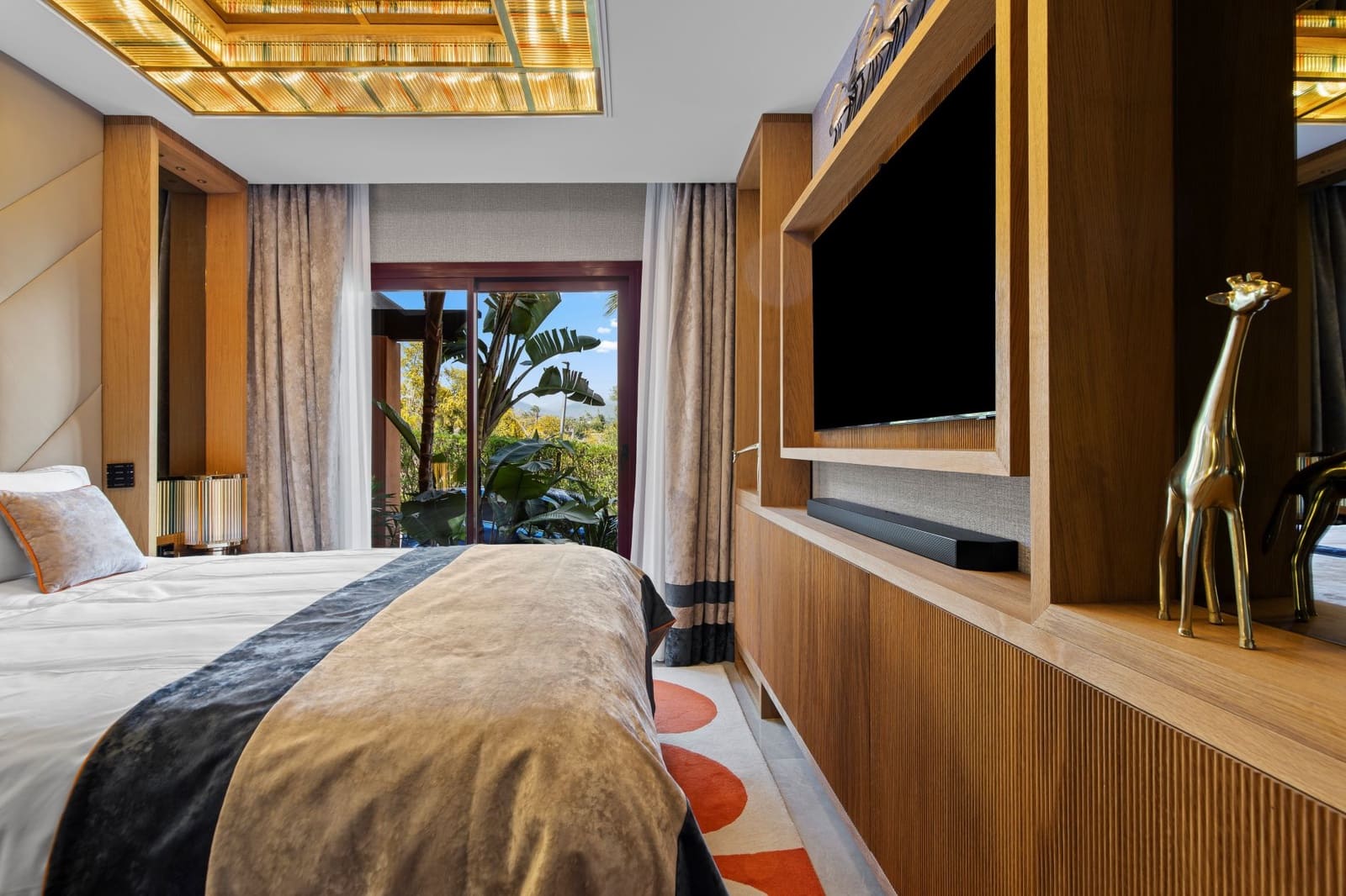 Apartamento de 2 habitaciones en Puerto Banus en venta con piscina garaje - 2.200.000 € (Ref: 9761744)