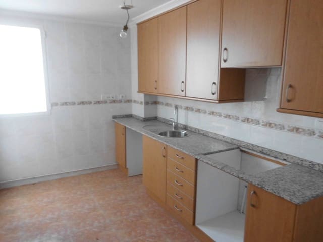 4 makuuhuone Asunto myytävänä paikassa Almansa mukana 
autotalli - 110 000 € (Ref: 8886456)