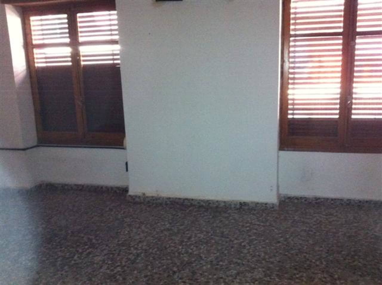 Piso de 4 habitaciones en Almansa en venta - 80.000 € (Ref: 8886464)