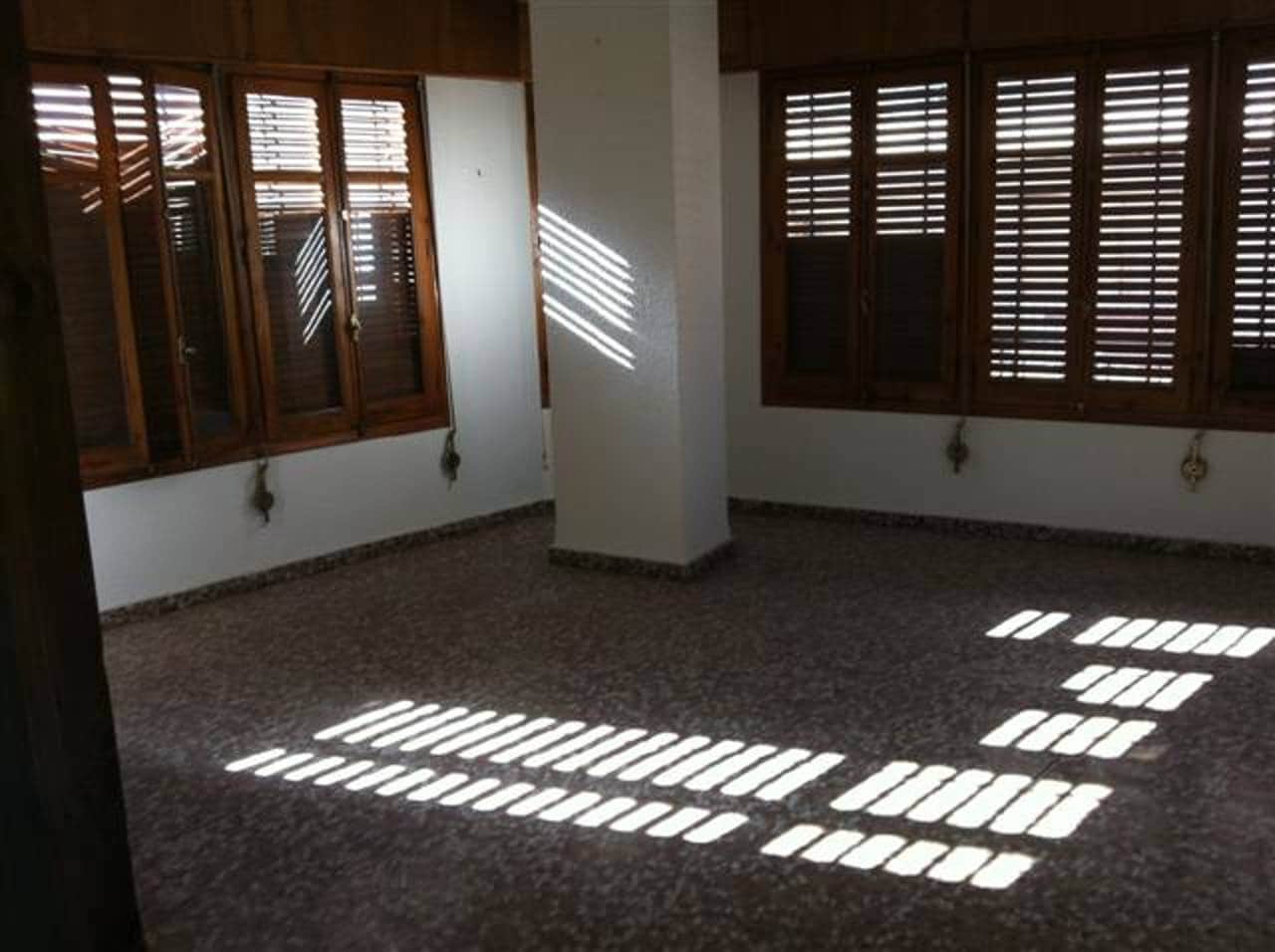 Piso de 4 habitaciones en Almansa en venta - 80.000 € (Ref: 8886464)