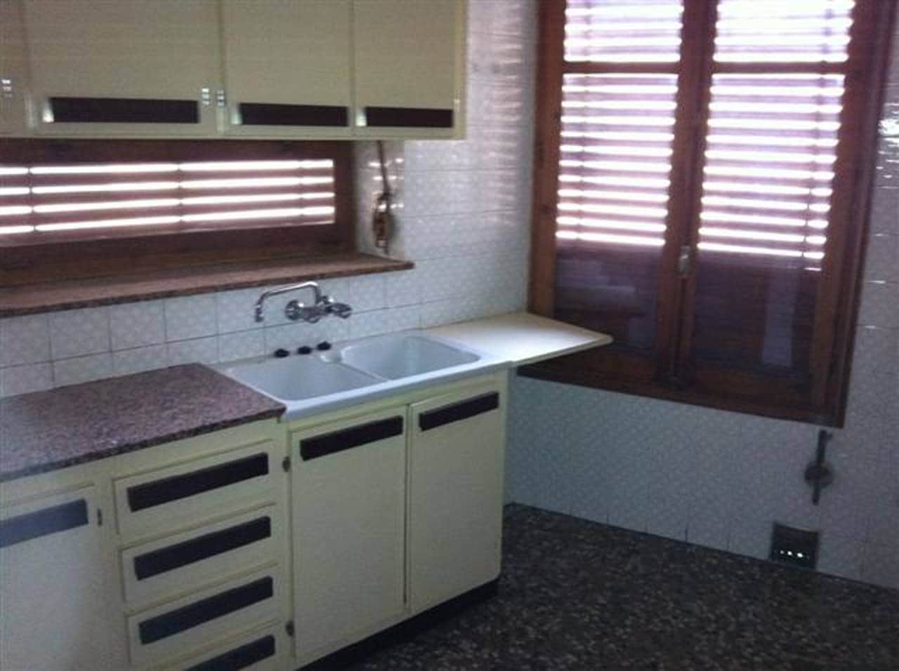Piso de 4 habitaciones en Almansa en venta - 80.000 € (Ref: 8886464)