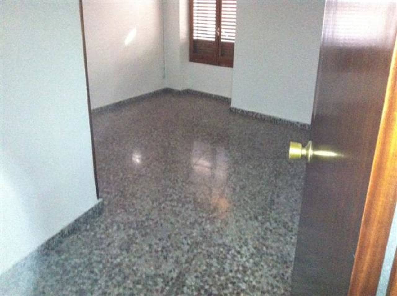 Piso de 4 habitaciones en Almansa en venta - 80.000 € (Ref: 8886464)