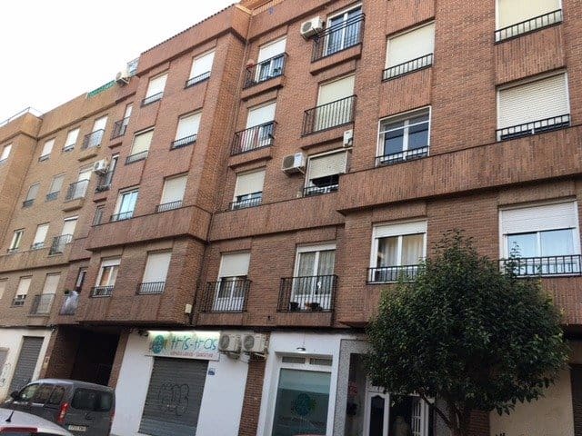 3 bedroom Flat for sale in Almansa with garage - € 95,000 (Ref: 8886468)